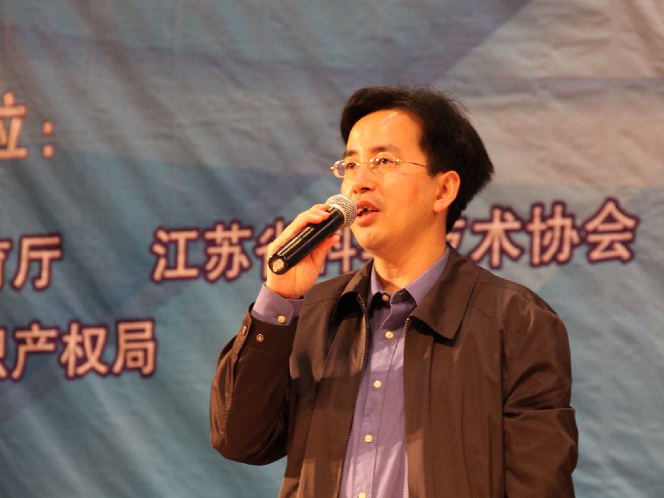 江苏省科协副主席冯少东宣布大赛开幕